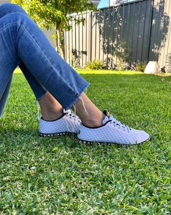 Corrida Low Top TAYGRA unisex sneakers. Limited edition colour white with black sole and trim