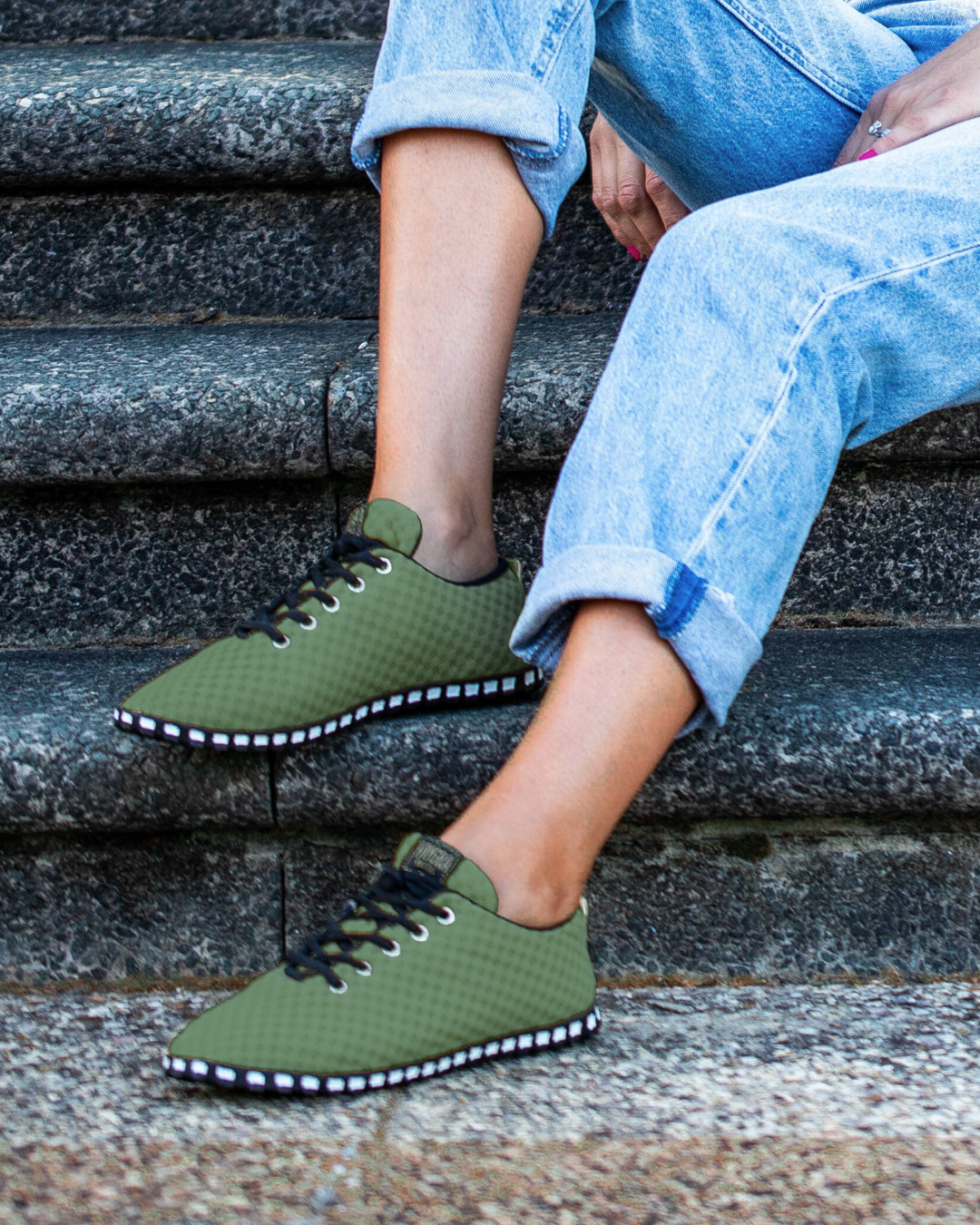 Corrida Olive low top TAYGRA unisex sneakers with black laces and black soles